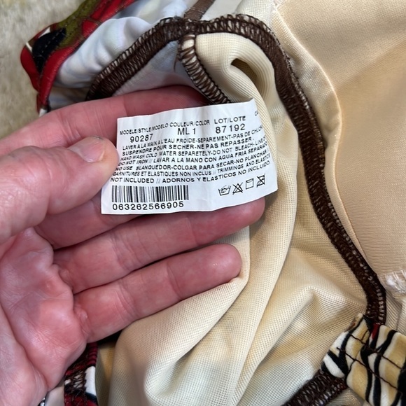 ⭐️Silhouette Solutions,What a Gorgeous Suit, Strapless, Secure Back Strap,Size 8 - Picture 9 of 9